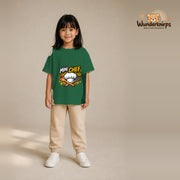 T-Shirt für Mädchen in Grün mit Motiv „Mini Chef“, getragen von einem Kind – Wunderknirps.