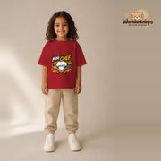 T-Shirt für Mädchen in Rot mit Motiv „Mini Chef“, getragen von einem Kind – Wunderknirps.