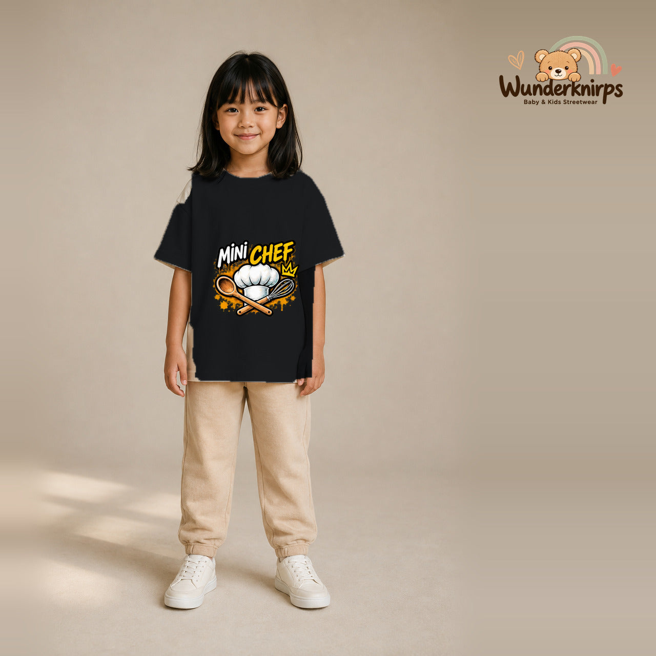 T-Shirt für Mädchen in Schwarz mit Motiv „Mini Chef“, getragen von einem Kind – Wunderknirps.
