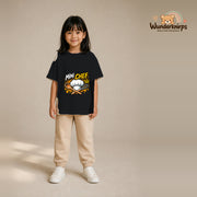 T-Shirt für Mädchen in Schwarz mit Motiv „Mini Chef“, getragen von einem Kind – Wunderknirps.