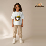 T-Shirt für Mädchen in Weiß mit Motiv „Mini Chef“, getragen von einem Kind – Wunderknirps.