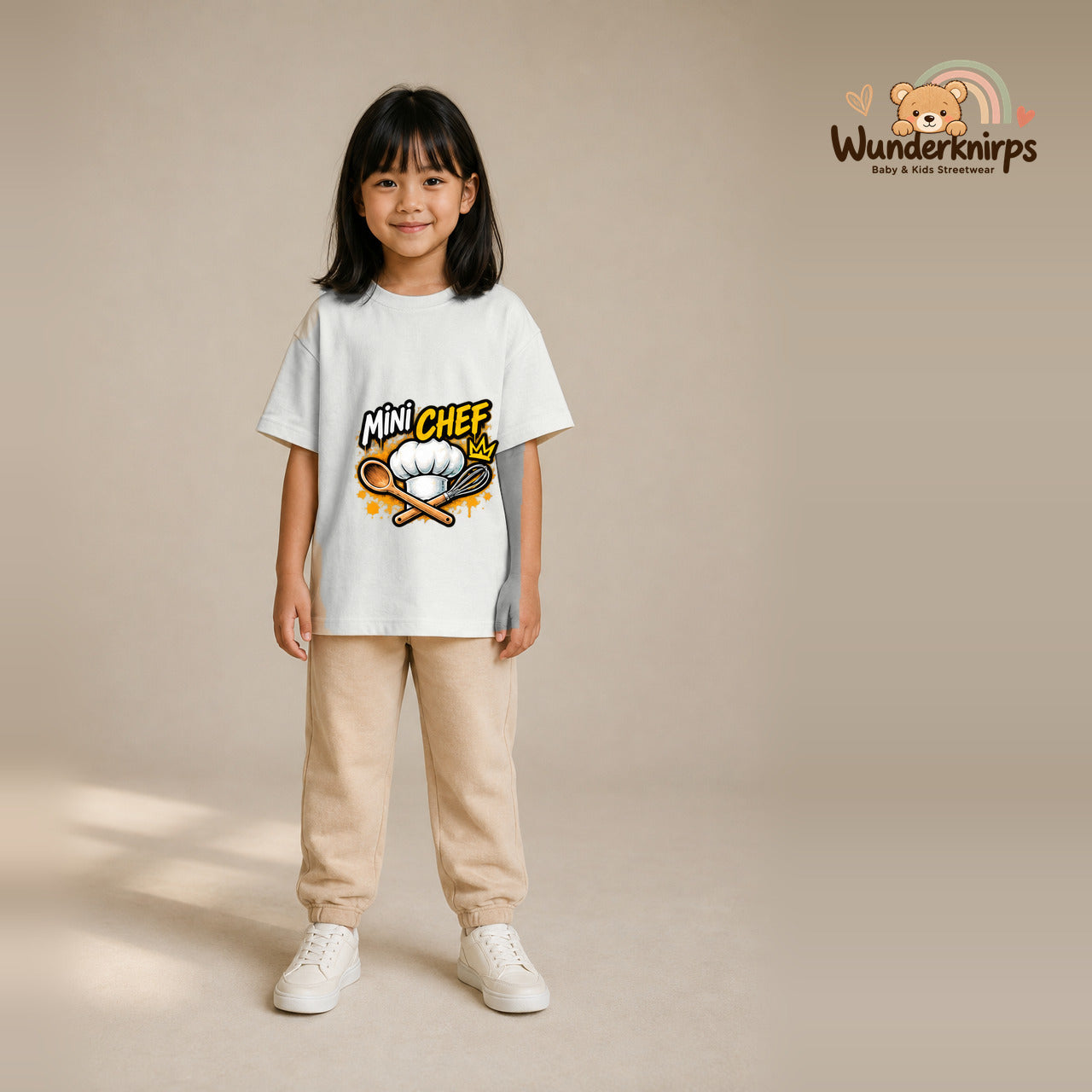 T-Shirt für Mädchen in Weiß mit Motiv „Mini Chef“, getragen von einem Kind – Wunderknirps.