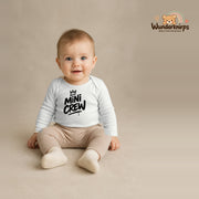 Babybody für Jungen in Weiß mit Motiv „Mini Crew“, getragen von einem Kind – Wunderknirps.