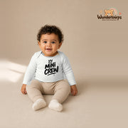 Babybody für Jungen in Weiß mit Motiv „Mini Crew“, getragen von einem Kind – Wunderknirps.