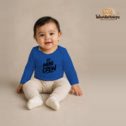 Babybody für Mädchen in Blau mit Motiv „Mini Crew“, getragen von einem Kind – Wunderknirps.