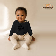 Babybody für Mädchen in Schwarz mit Motiv „Mini Crew“, getragen von einem Kind – Wunderknirps.