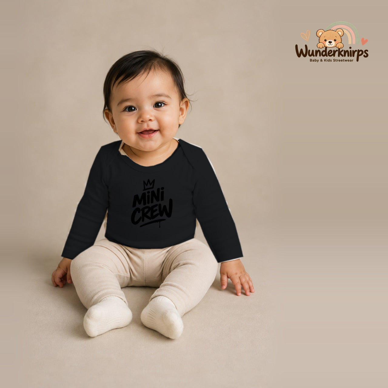 Babybody für Mädchen in Schwarz mit Motiv „Mini Crew“, getragen von einem Kind – Wunderknirps.