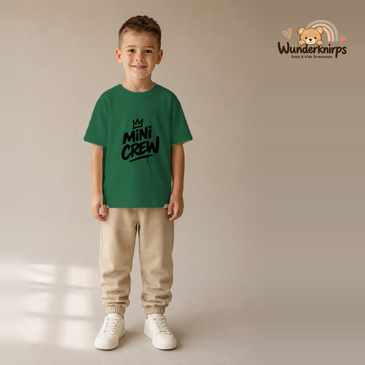 T-Shirt für Jungen in Grün mit Motiv „Mini Crew“, getragen von einem Kind – Wunderknirps.