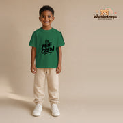 T-Shirt für Jungen in Grün mit Motiv „Mini Crew“, getragen von einem Kind – Wunderknirps.