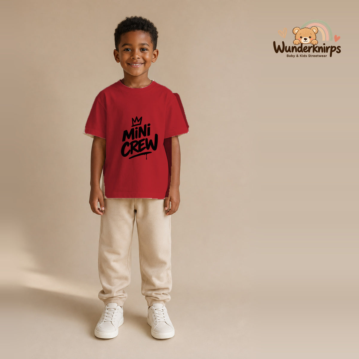 T-Shirt für Jungen in Rot mit Motiv „Mini Crew“, getragen von einem Kind – Wunderknirps.