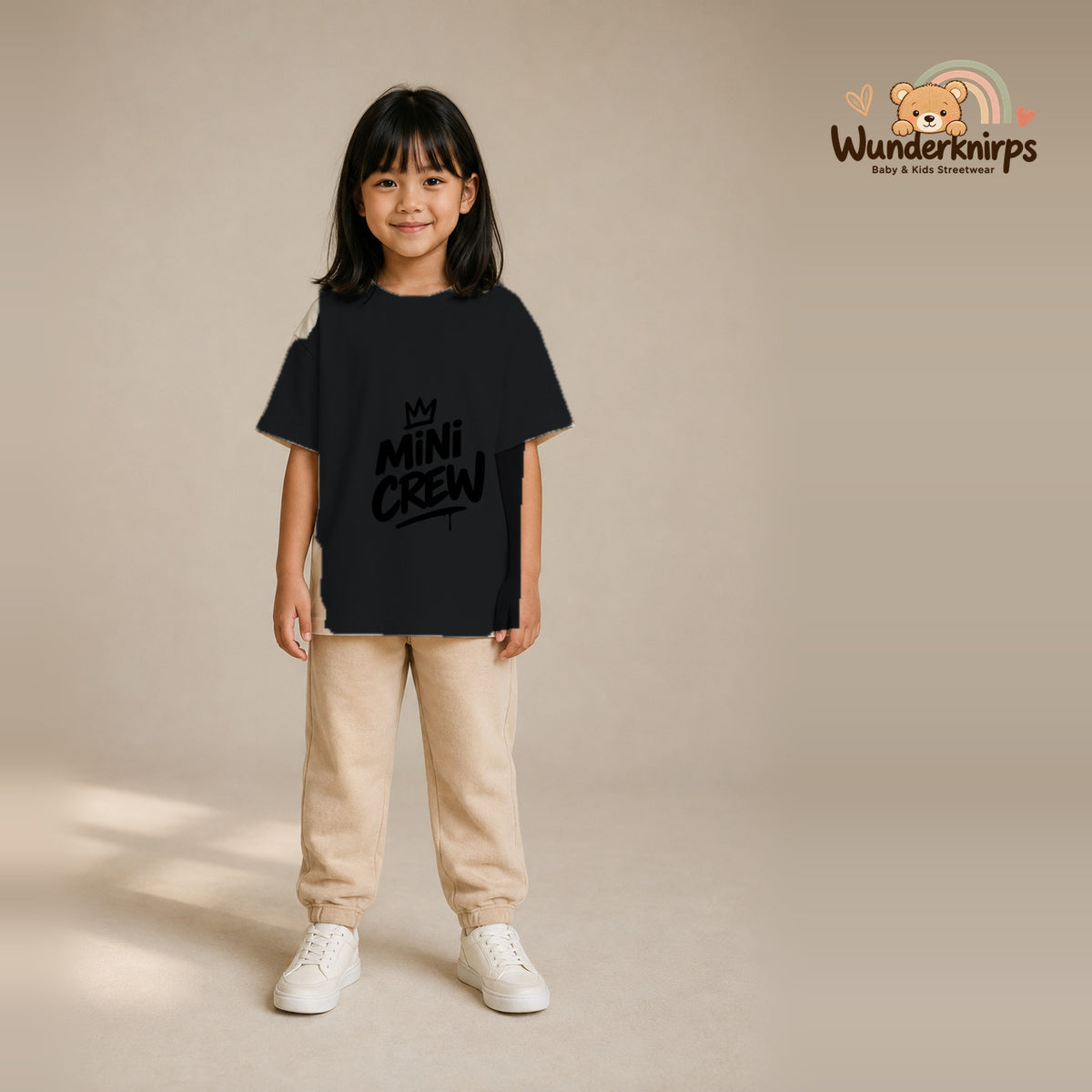 T-Shirt für Mädchen in Schwarz mit Motiv „Mini Crew“, getragen von einem Kind – Wunderknirps.