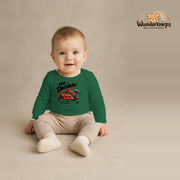 Babybody für Jungen in Grün mit Motiv „Mini Dachdecker“, getragen von einem Kind – Wunderknirps.