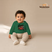 Babybody für Jungen in Grün mit Motiv „Mini Dachdecker“, getragen von einem Kind – Wunderknirps.