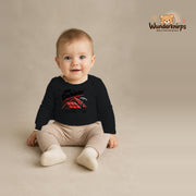 Babybody für Jungen in Schwarz mit Motiv „Mini Dachdecker“, getragen von einem Kind – Wunderknirps.