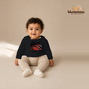 Babybody für Jungen in Schwarz mit Motiv „Mini Dachdecker“, getragen von einem Kind – Wunderknirps.