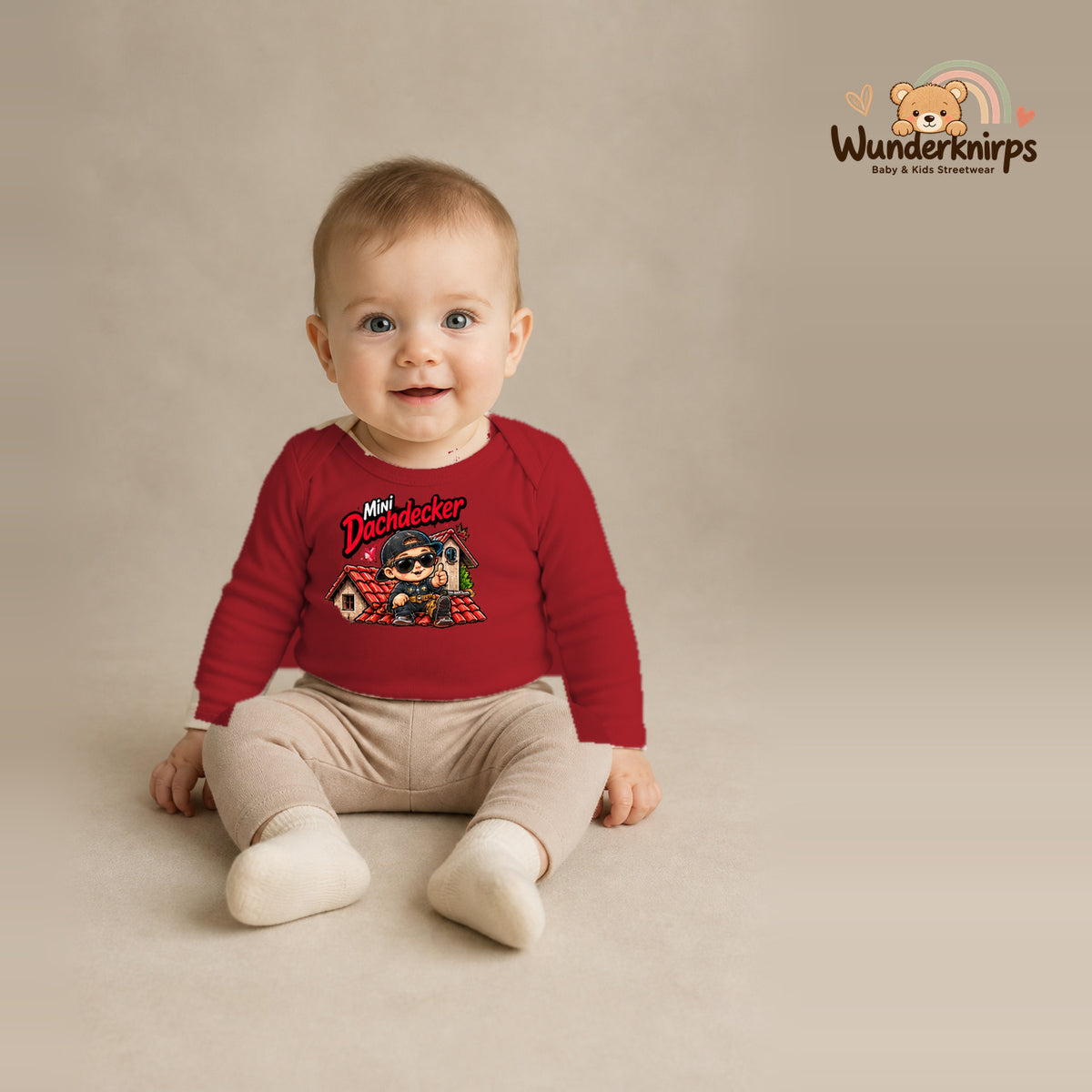 Babybody für Jungen in Rot mit Motiv „Mini Dachdecker“, getragen von einem Kind – Wunderknirps.