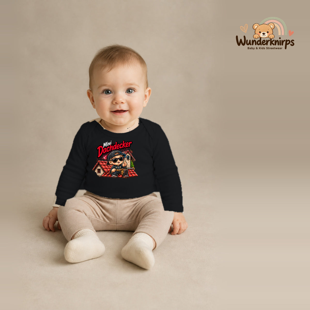 Babybody für Jungen in Schwarz mit Motiv „Mini Dachdecker“, getragen von einem Kind – Wunderknirps.