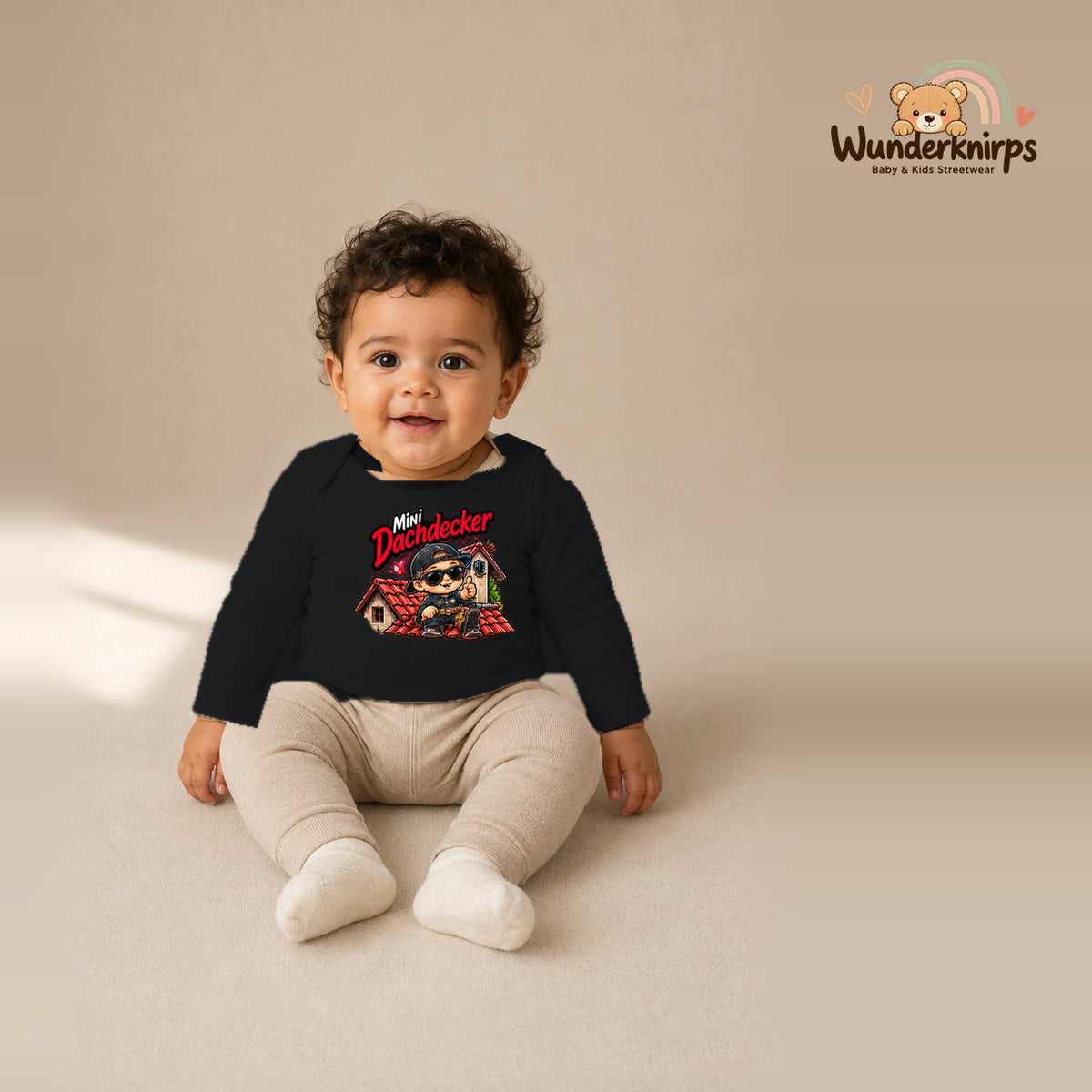 Babybody für Jungen in Schwarz mit Motiv „Mini Dachdecker“, getragen von einem Kind – Wunderknirps.