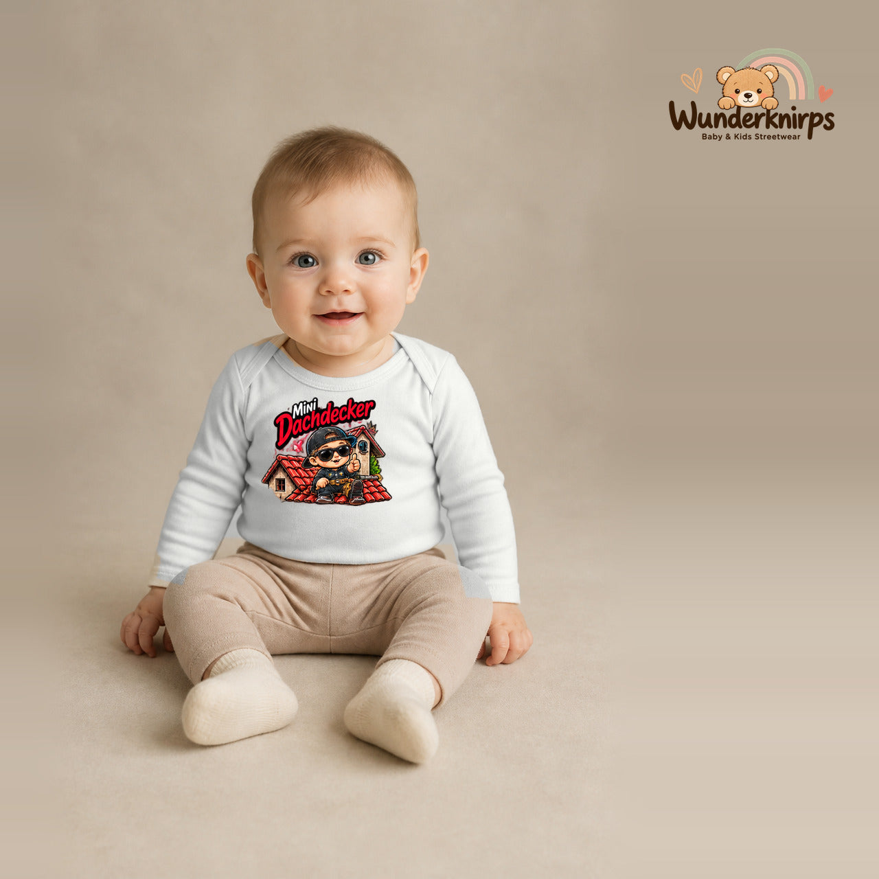 Babybody für Jungen in Weiß mit Motiv „Mini Dachdecker“, getragen von einem Kind – Wunderknirps.
