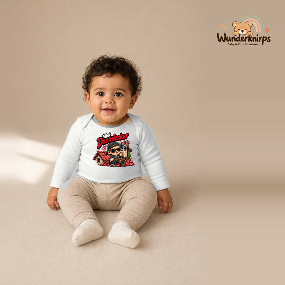 Babybody für Jungen in Weiß mit Motiv „Mini Dachdecker“, getragen von einem Kind – Wunderknirps.