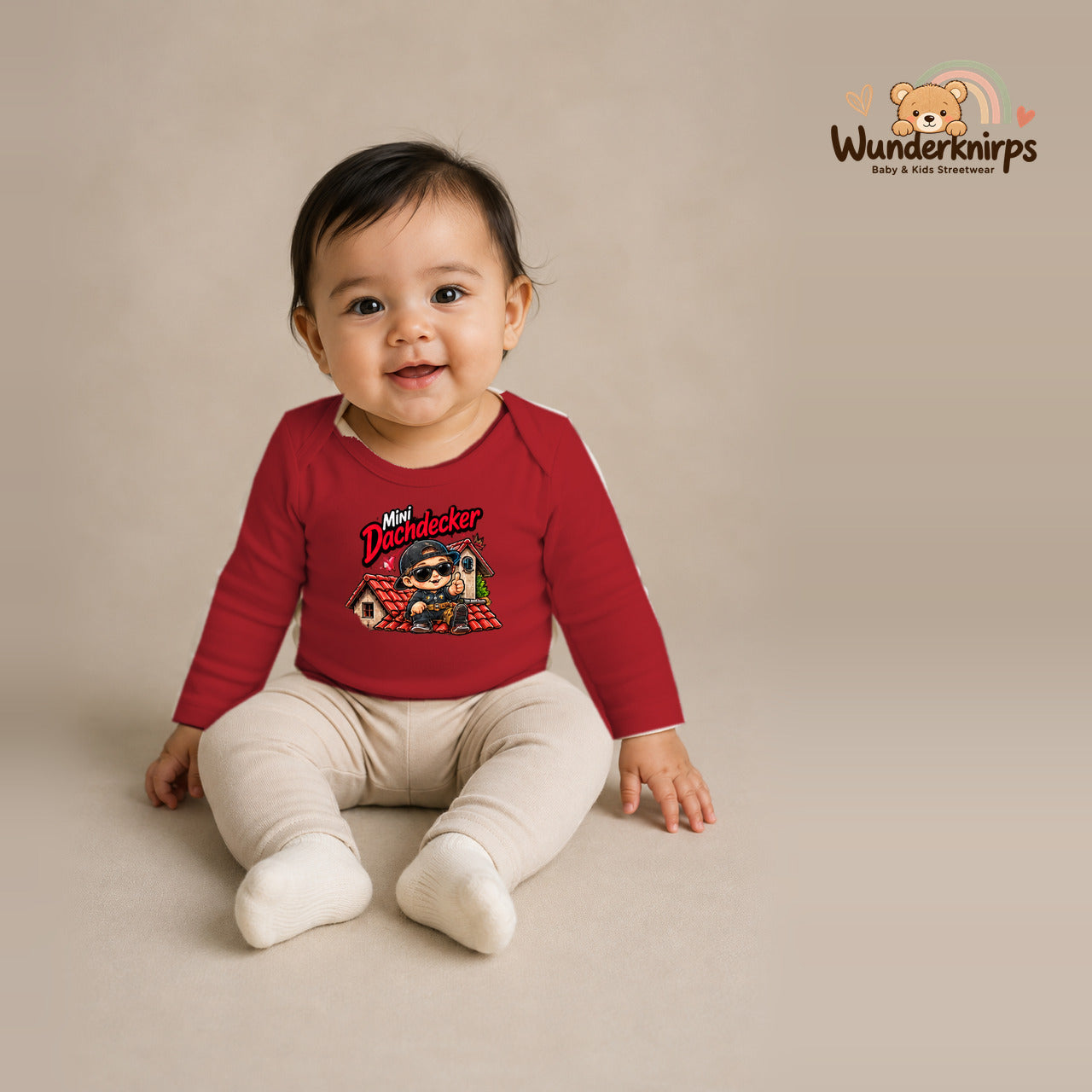 Babybody für Mädchen in Rot mit Motiv „Mini Dachdecker“, getragen von einem Kind – Wunderknirps.