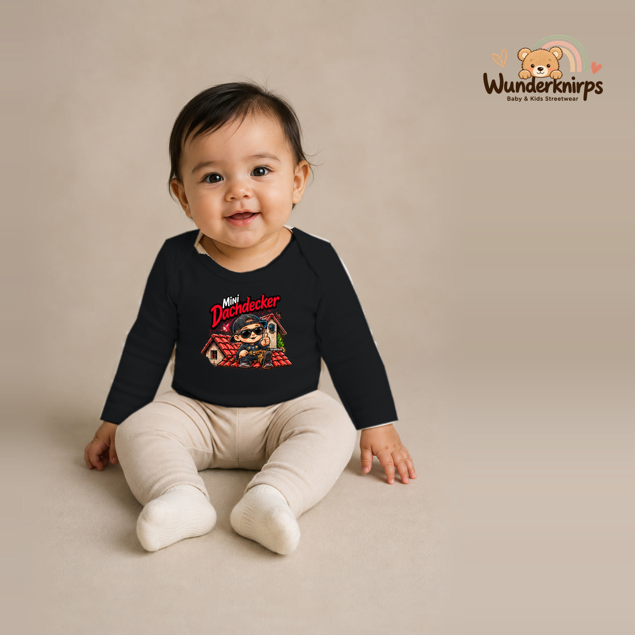 Babybody für Mädchen in Schwarz mit Motiv „Mini Dachdecker“, getragen von einem Kind – Wunderknirps.