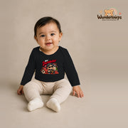Babybody für Mädchen in Schwarz mit Motiv „Mini Dachdecker“, getragen von einem Kind – Wunderknirps.