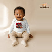 Babybody für Mädchen in Weiß mit Motiv „Mini Dachdecker“, getragen von einem Kind – Wunderknirps.