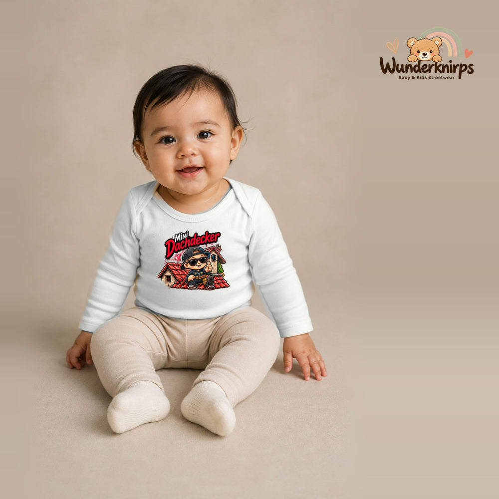 Babybody für Mädchen in Weiß mit Motiv „Mini Dachdecker“, getragen von einem Kind – Wunderknirps.