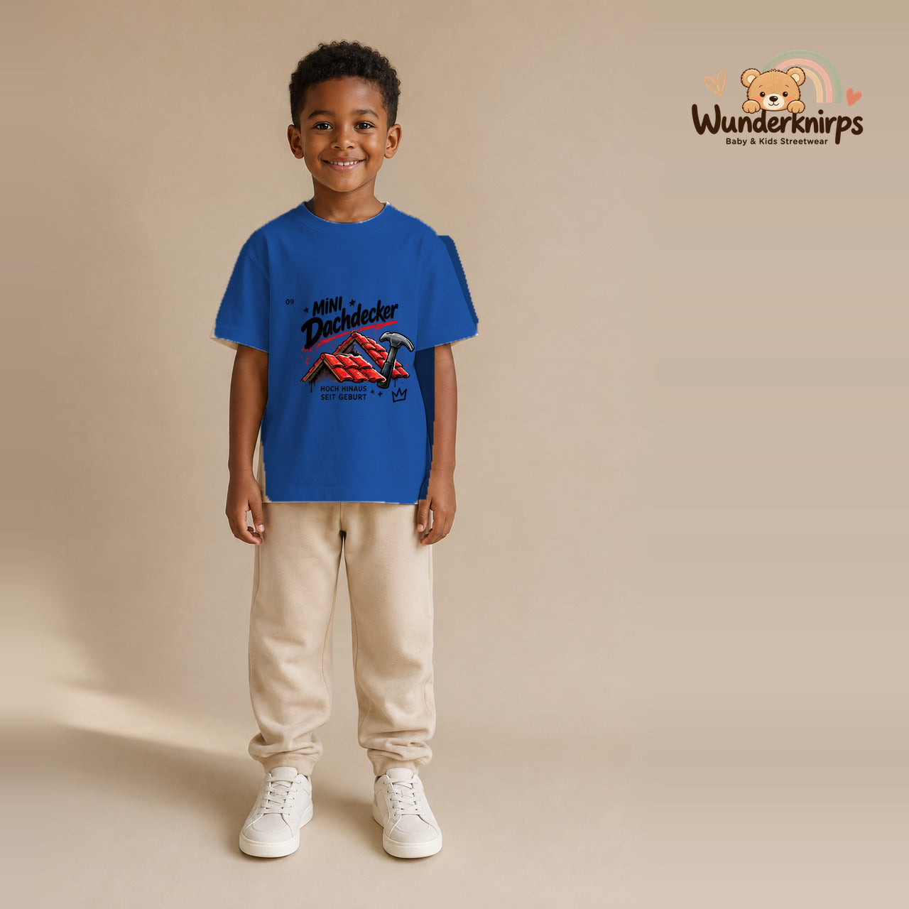 T-Shirt für Jungen in Blau mit Motiv „Mini Dachdecker“, getragen von einem Kind – Wunderknirps.