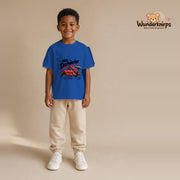 T-Shirt für Jungen in Blau mit Motiv „Mini Dachdecker“, getragen von einem Kind – Wunderknirps.