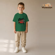 T-Shirt für Jungen in Grün mit Motiv „Mini Dachdecker“, getragen von einem Kind – Wunderknirps.