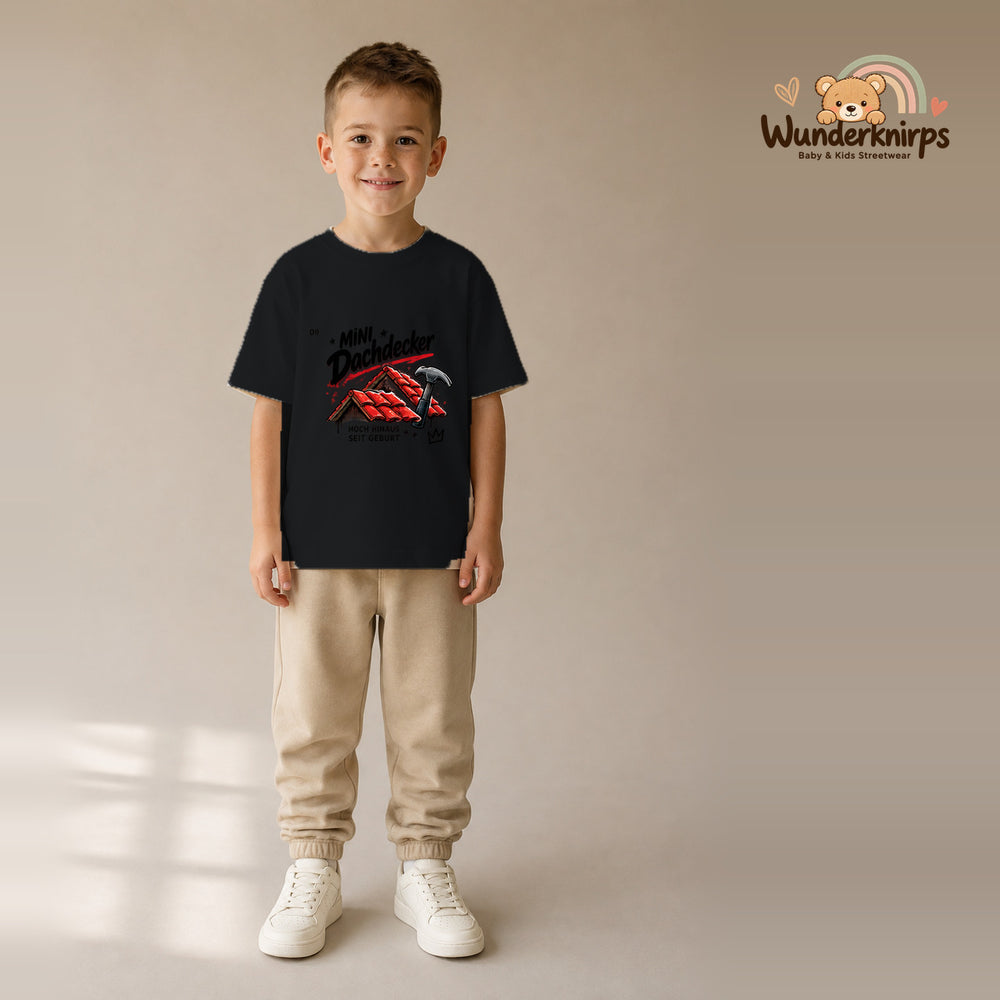 T-Shirt für Jungen in Schwarz mit Motiv „Mini Dachdecker“, getragen von einem Kind – Wunderknirps.