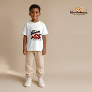 T-Shirt für Jungen in Weiß mit Motiv „Mini Dachdecker“, getragen von einem Kind – Wunderknirps.