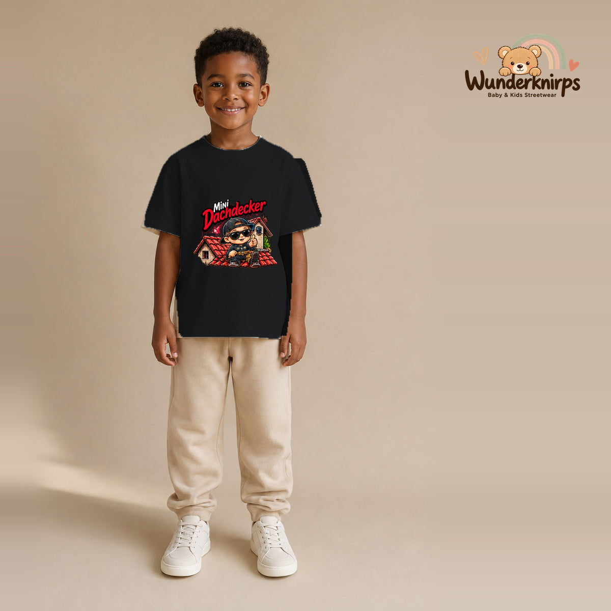 T-Shirt für Jungen in Schwarz mit Motiv „Mini Dachdecker“, getragen von einem Kind – Wunderknirps.