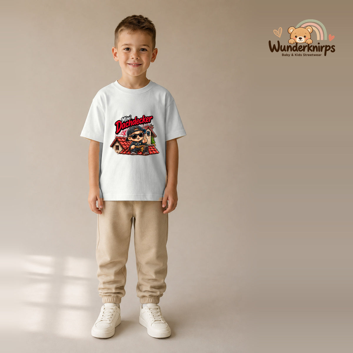 T-Shirt für Jungen in Weiß mit Motiv „Mini Dachdecker“, getragen von einem Kind – Wunderknirps.