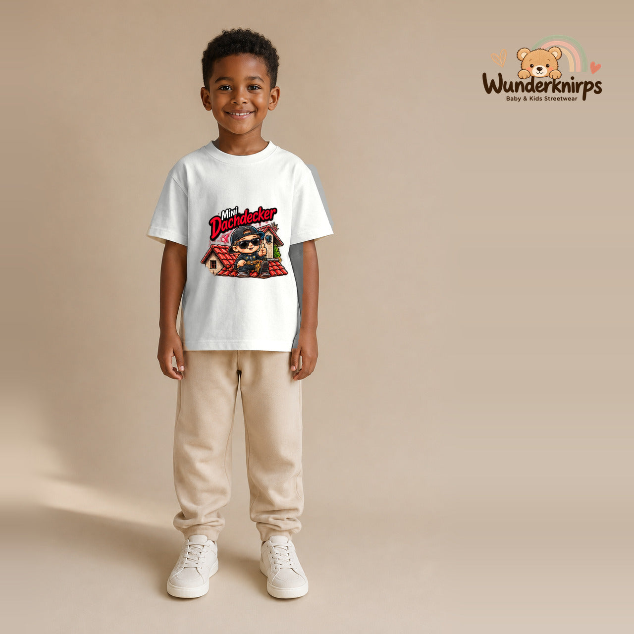T-Shirt für Jungen in Weiß mit Motiv „Mini Dachdecker“, getragen von einem Kind – Wunderknirps.