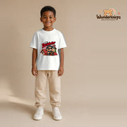 T-Shirt für Jungen in Weiß mit Motiv „Mini Dachdecker“, getragen von einem Kind – Wunderknirps.