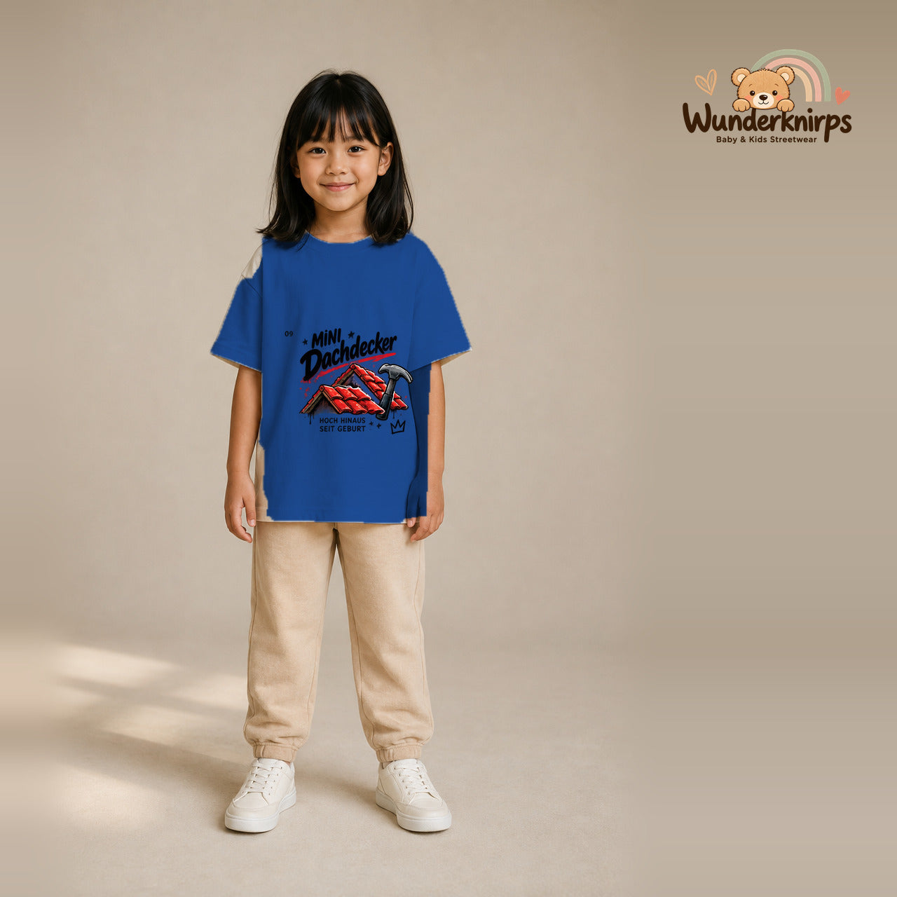 T-Shirt für Mädchen in Blau mit Motiv „Mini Dachdecker“, getragen von einem Kind – Wunderknirps.