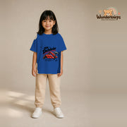 T-Shirt für Mädchen in Blau mit Motiv „Mini Dachdecker“, getragen von einem Kind – Wunderknirps.