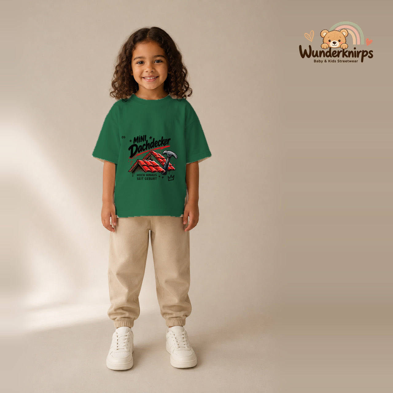 T-Shirt für Mädchen in Grün mit Motiv „Mini Dachdecker“, getragen von einem Kind – Wunderknirps.