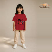 T-Shirt für Mädchen in Rot mit Motiv „Mini Dachdecker“, getragen von einem Kind – Wunderknirps.