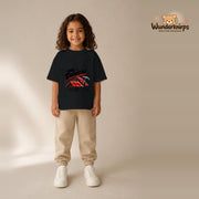T-Shirt für Mädchen in Schwarz mit Motiv „Mini Dachdecker“, getragen von einem Kind – Wunderknirps.