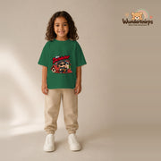 T-Shirt für Mädchen in Grün mit Motiv „Mini Dachdecker“, getragen von einem Kind – Wunderknirps.