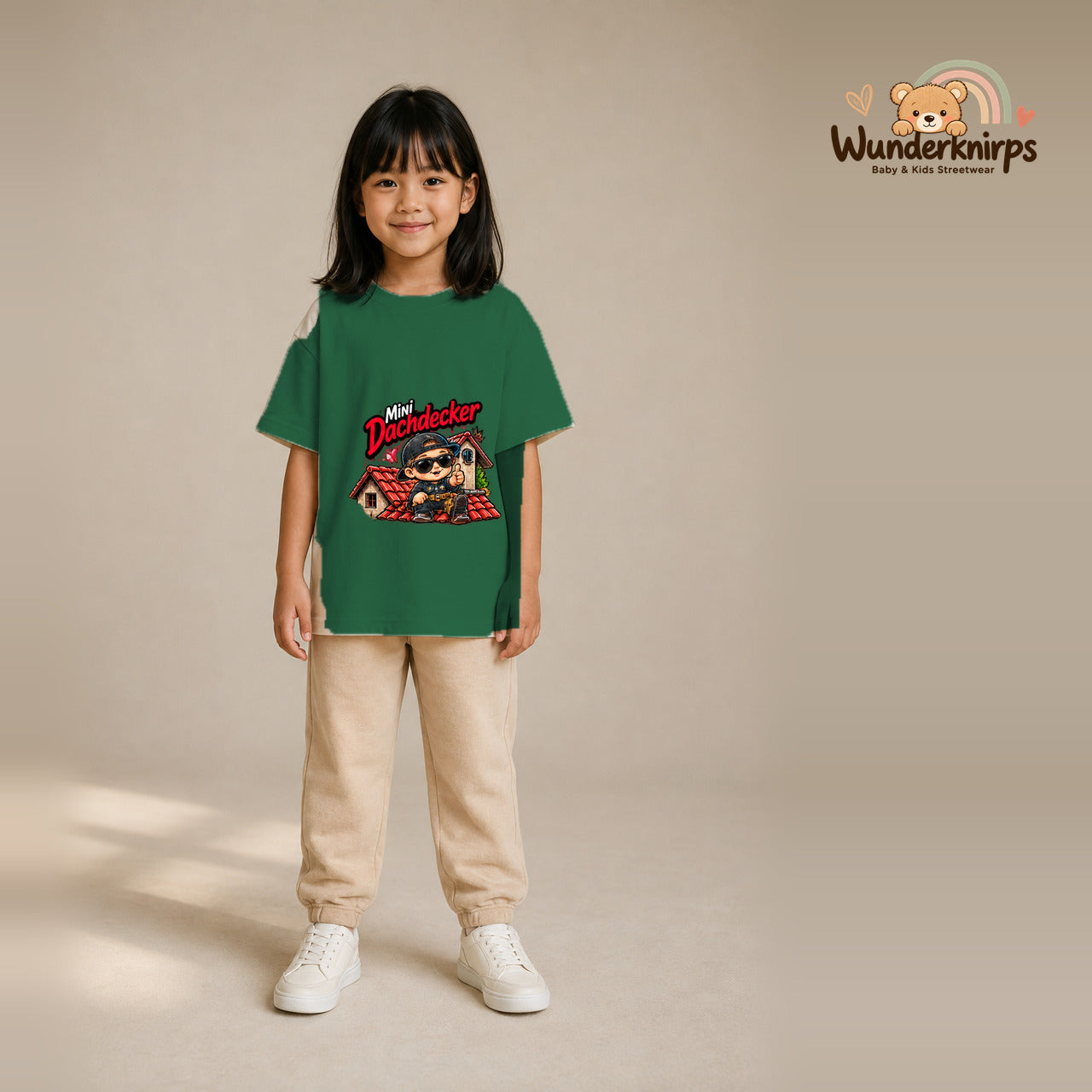 T-Shirt für Mädchen in Grün mit Motiv „Mini Dachdecker“, getragen von einem Kind – Wunderknirps.