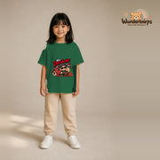 T-Shirt für Mädchen in Grün mit Motiv „Mini Dachdecker“, getragen von einem Kind – Wunderknirps.