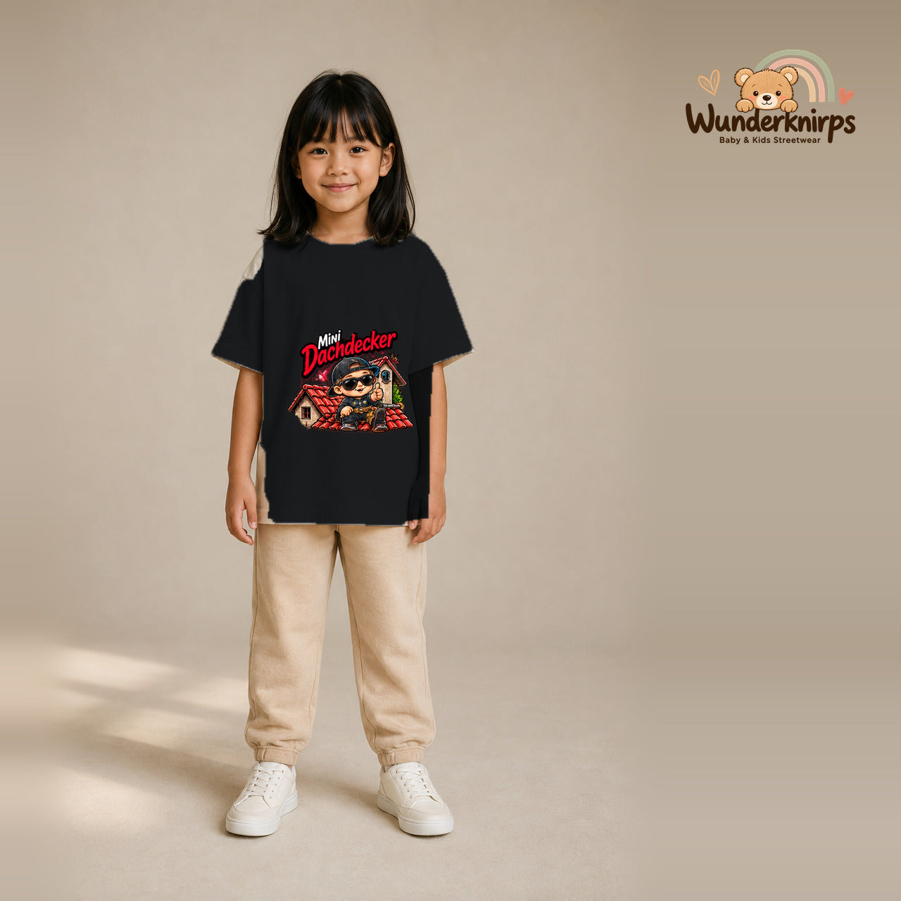 T-Shirt für Mädchen in Schwarz mit Motiv „Mini Dachdecker“, getragen von einem Kind – Wunderknirps.