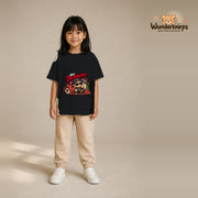 T-Shirt für Mädchen in Schwarz mit Motiv „Mini Dachdecker“, getragen von einem Kind – Wunderknirps.