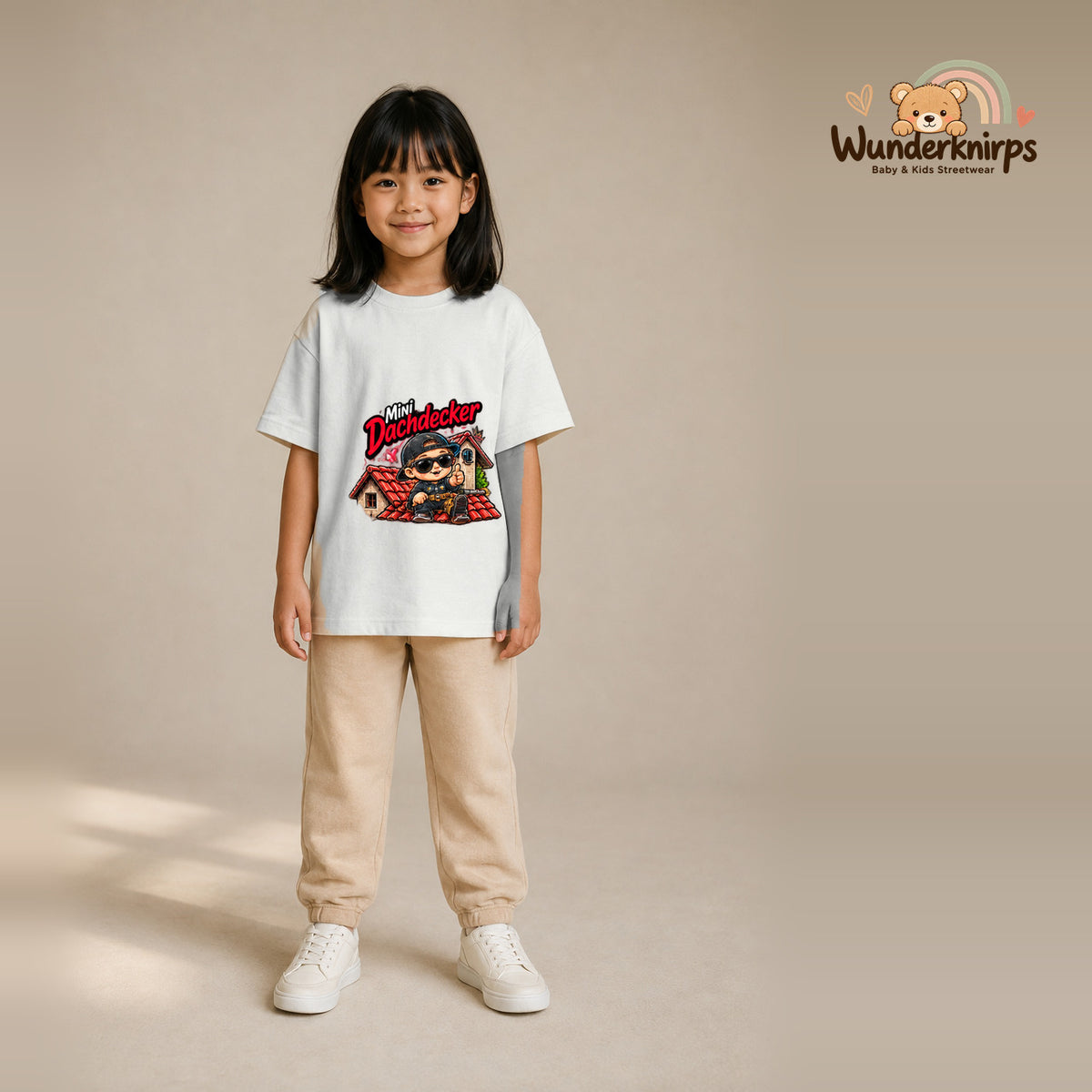 T-Shirt für Mädchen in Weiß mit Motiv „Mini Dachdecker“, getragen von einem Kind – Wunderknirps.