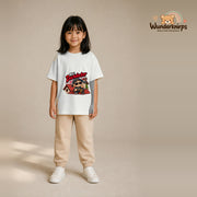 T-Shirt für Mädchen in Weiß mit Motiv „Mini Dachdecker“, getragen von einem Kind – Wunderknirps.